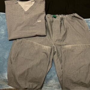 Figs Men's Heather Gray Scrub Set